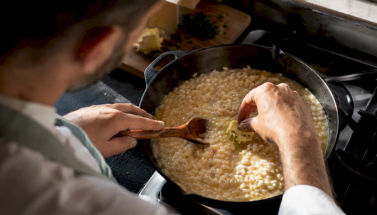 Cuisiner avec du CBD : techniques, dosages et recettes faciles - Pure Extract CBD Die aromatisierte Butter vorsichtig von Hand unter das Risotto heben