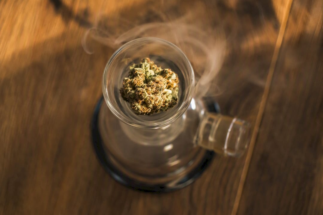 THCA vs CBD : quelle molécule choisir pour un usage sûr ? - Pure Extract CBD Fleur de cannabis chauffée à l'intérieur de la chambre du vaporisateur